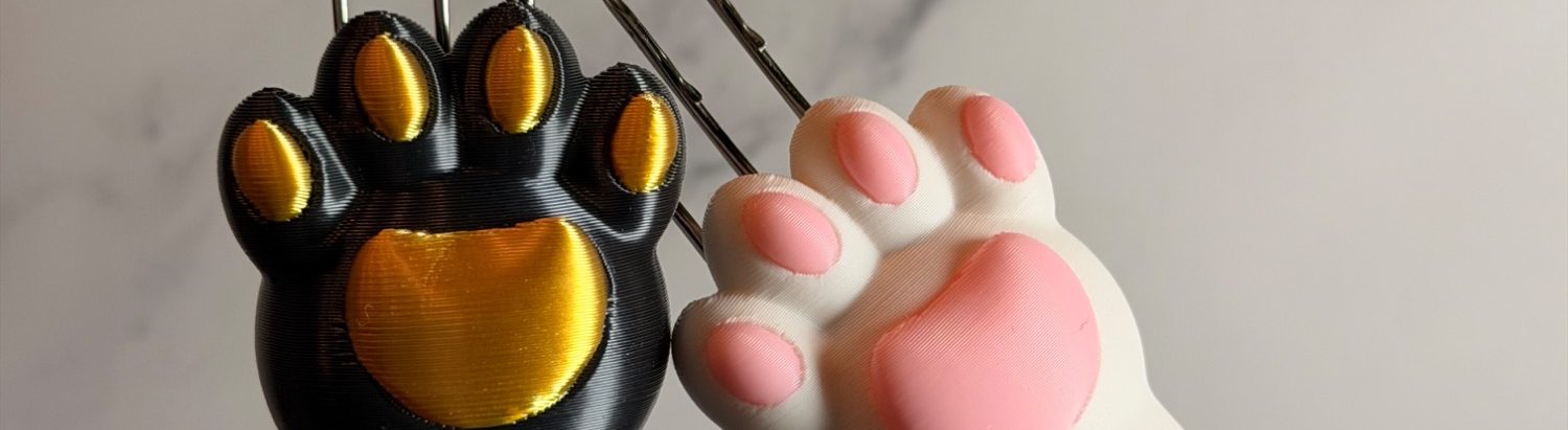 Kater Haru neben seinem 3D-gedruckten Katzenbett in Form eines Totenkopfs